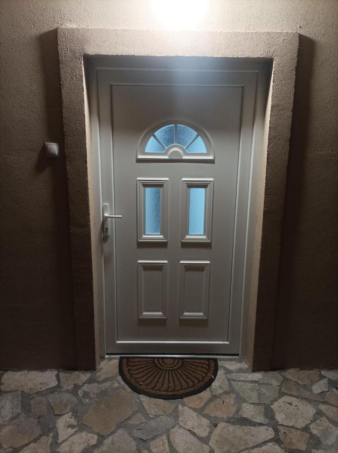 Apartmani Marija Zemun Zemun Polje Exteriör bild