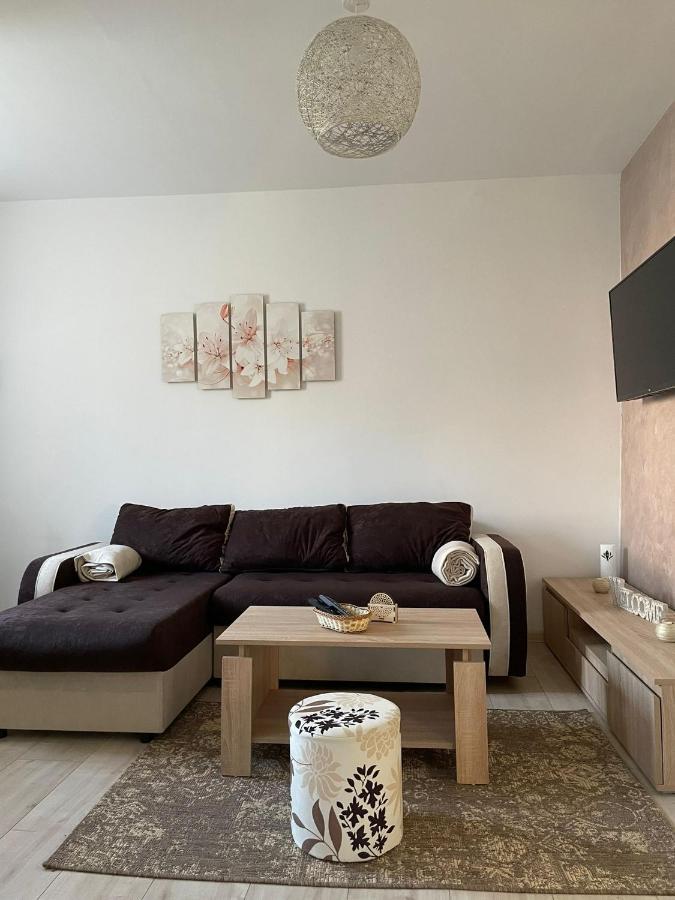 Apartmani Marija Zemun Zemun Polje Exteriör bild