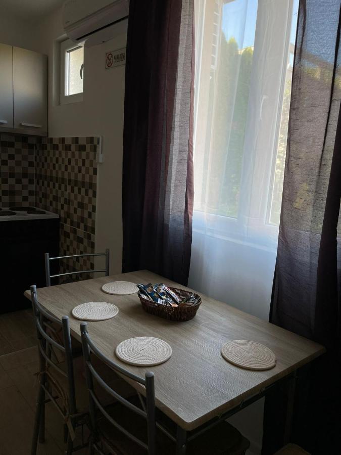 Apartmani Marija Zemun Zemun Polje Exteriör bild
